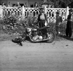 Magyarország, Budapest XVI., Veres Péter (Széchenyi) út, balesetet szenvedett motorkerékpár a Mátyásföld, Imre utca (korábban Mátyásföld) HÉV megálló kerítésénél., 1954, Bolvári László, Budapest, NSU-márka, NSU 501 OSL, járműroncs, képarány: négyzetes, bámészkodás, Fortepan #256926