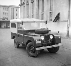 Magyarország, Budapest XIV., Egressy út 35-51., Posta Központi Járműtelep., 1954, Bolvári László, Budapest, Land Rover-márka, képarány: négyzetes, pótkerék, terepjáró, rendszám, Fortepan #256937