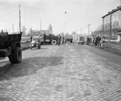 Magyarország, Budapest X., baleset az Üllői úton, az Üllői köz és a Zágrábi köz között. Háttérben az Ecseri úti Szent Kereszt-templom., 1954, Bolvári László, Budapest, bámészkodás, utcakép, Zisz-150, Fortepan #256945