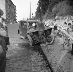 Magyarország, Budapest I., Hegyalja út, közlekedési balesetben megsérült jármű az Alsóhegy utca - Berényi utca közötti szakaszon., 1954, Bolvári László, járműroncs, képarány: négyzetes, rendszám, Budapest, Fortepan #256972