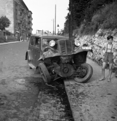 Magyarország, Budapest I., Hegyalja út, közlekedési balesetben megsérült jármű az Alsóhegy utca - Berényi utca közötti szakaszon., 1954, Bolvári László, Best of, fiú, baleset, képarány: négyzetes, rendszám, Budapest, járműroncs, Fortepan #256973