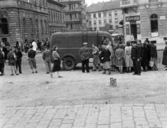 Magyarország, Budapest II., Széll Kálmán (Moszkva) tér, szemben a Dékán utca, jobbra a Margit körút (Mártírok útja)., 1954, Bolvári László, Budapest, bámészkodás, csoportosulás, cégtábla, Fortepan #256976