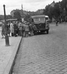 Magyarország, Budapest II., Széll Kálmán (Moszkva) tér, háttérben a Szilágyi Erzsébet (Malinovszkij) fasor torkolata., 1954, Bolvári László, Budapest, képarány: négyzetes, csoportosulás, rendőrdobogó, forgalomirányítás, Rába Super, Rába-márka, Fortepan #256977