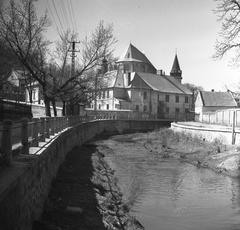 Magyarország, Miskolc, a Herman Ottó Múzeum hátulról, a Szinva patak ma befedve a Kálvin János utca. Háttérben az avasi református templom és harangtorony., 1957, UVATERV, templom, gótika, harangtorony, református, Fortepan #2570