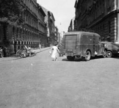 Magyarország, Budapest VII., Péterfy Sándor utca - Nefelejcs utca kereszteződése. A közlekedési baleset hátterében a Péterffy Sándor utca Hernád utca felé vezető szakasza látható., 1956, Bolvári László, Budapest, GAZ M20 Pobjeda, Rába Super, postajármű, utcakép, baleset, Rába-márka, Fortepan #257010