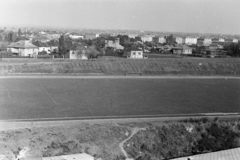 Magyarország, Budapest XIV., Róna utca 86-100., Postás SE sporttelep a Posta Központi Járműtelepéről nézve., 1956, Bolvári László, Budapest, Fortepan #257027