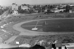 Magyarország, Budapest XIV., Róna utca 86-100., Postás SE sporttelep a Posta Központi Járműtelepéről nézve. Balra az Egressy út., 1956, Bolvári László, Budapest, Fortepan #257028