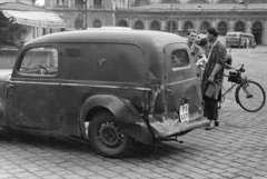 Magyarország, Budapest VII., közlekedési baleset a Thököly útnál, háttérben a Keleti pályaudvar., 1956, Bolvári László, Budapest, baleset, postajármű, Skoda-márka, furgon, Fortepan #257029