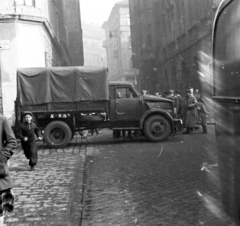 Magyarország, Budapest VIII., baleset a Bérkocsis utca - Auróra utca kereszteződésénél, távolban a Népszínház utca melletti ház sziluettje látható., 1956, Bolvári László, Budapest, teherautó, baleset, GAZ 51, GAZ-márka, Fortepan #257062