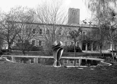 Magyarország, Budapest IX., Kvassay Jenő út 1., a VITUKI udvara, Örvény (alkotó: Józsa Bálint), 1978, Ferencvárosi Helytörténeti Gyűjtemény, tó, üzem, szobor, vörös csillag, Budapest, Fortepan #25707