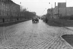 Magyarország, Budapest XI., Fehérvári út a Bártfai utcai kereszteződésnél, balra a BHG (Beloiannisz Híradástechnikai Gyár), jobbra az Excelsior autószerviz., 1954, Bolvári László, Budapest, kockakő, automobil, utcakép, Fortepan #257086