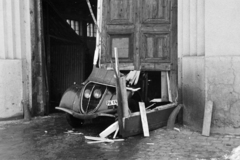 Magyarország, Budapest XIV., Egressy út 35-51., Posta Központi Járműtelep., 1954, Bolvári László, Budapest, Peugeot 202, baleset, Peugeot-márka, kabrió, postajármű, Fortepan #257094