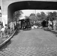 Magyarország, Budapest XIV., Egressy út a Mexikói útnál, közlekedési baleset a vasút felüljáró alatt., 1954, Bolvári László, Budapest, baleset, képarány: négyzetes, bámészkodás, Fortepan #257138