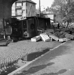 Magyarország, Budapest XIV., Egressy út a Mexikói útnál, közlekedési baleset a vasút felüljáró alatt., 1954, Bolvári László, Best of, Budapest, baleset, rekesz, láda, képarány: négyzetes, Fortepan #257139