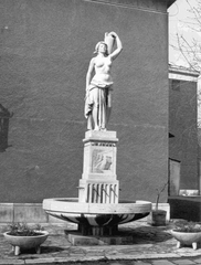 Magyarország, Budapest IX., Kvassay Jenő út 1., a VITUKI udvara, "Korsós nő" díszkút (Pándi Kiss János alkotása)., 1980, Ferencvárosi Helytörténeti Gyűjtemény, kút, szobor, Budapest, meztelen alak, Fortepan #25714