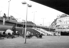 Magyarország, Budapest IX., Boráros tér, balra a Borárus szoborkompozíció, mögötte Bikafejes ivócsanak, mindkettő Varga Imre alkotása., 1983, Ferencvárosi Helytörténeti Gyűjtemény, szobor, aluljáró, Budapest, Fortepan #25717