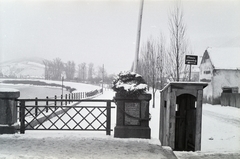 Ukraine,Zakarpattia Oblast, Mukachevo, a Latorca folyó feletti híd hídfője, az 1939. január 6-án elesettek emléktáblája., 1942, Mohai család, Fortepan #257171