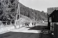 Romania,Transylvania, (ekkor Pappfalva), háttérben a magyar-román határ a 18-as főúton a Țibău (Cibo) folyó feletti hídnál., 1942, Mohai család, Fortepan #257202