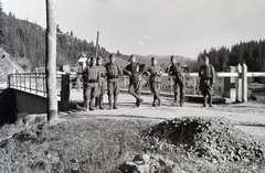 Romania,Transylvania, (ekkor Pappfalva), a felvétel a magyar-román határon, a 18-as főúton a Țibău (Cibo) folyó feleti hídnál készült., 1942, Mohai család, Fortepan #257205