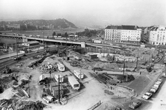 Magyarország, Budapest IX., Boráros tér, az aluljáró építkezése a Petőfi híd felé nézve., 1981, Ferencvárosi Helytörténeti Gyűjtemény, híd, felirat, építkezés, aluljáró, látkép, Duna, Budapest, Duna-híd, Feketeházy János-terv, Álgyay Hubert Pál-terv, lakókocsi, Fortepan #25721