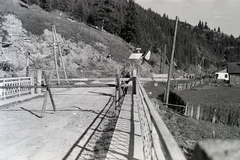 Romania,Transylvania, (ekkor Pappfalva), a felvétel a magyar-román határon, a 18-as főúton a Țibău (Cibo) folyó feleti hídnál készült., 1942, Mohai család, Fortepan #257210