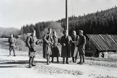 Romania,Transylvania, (ekkor Pappfalva), a felvétel a magyar-román határ, a 18-as főúton a Țibău (Cibo) folyó feleti híd közelében készült., 1942, Mohai család, Fortepan #257212