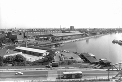 Magyarország, Budapest IX., Ráckevei (Soroksári)-Duna a Kvassay hídnál, balra a Nagyvásártelep., 1980, Ferencvárosi Helytörténeti Gyűjtemény, hajó, autóbusz, magyar gyártmány, Ikarus-márka, látkép, motorcsónak, Ikarus 260, automobil, M. 10./Szamos hajó, AN 2 aknanaszád, aknanaszád, Budapest, Fortepan #25724