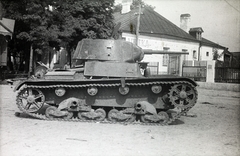 Ukrajna, Tulcsin, Leontovics (Lenin) utca - Szuvorov utca sarok., 1941, Mohai család, harckocsi, T-26 tank, Fortepan #257267