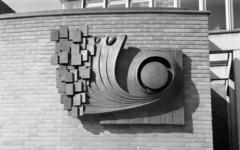 United Kingdom, Henley Street, Douglas Wain-Hobson domborműve The Shakespeare Centre falán., 1964, Ladinek Viktor, relief, modern art, Fortepan #257341