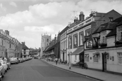 Egyesült Királyság, Stratford-upon-Avon, National Cycle Route 41, jobbra távolabb a King Edward VI School és a Szent Kereszt céhkápolna., 1965, Ladinek Viktor, utcakép, cégér, kocsma, szélmalom, Fortepan #257344