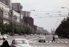 Lengyelország, Varsó, ulica Marszalkowska az ulica Królewska kereszteződésétől a plac Zbawiciela felé nézve. A téren a Szentséges Megváltó temploma (Kościół Najświętszego Zbawiciela)., 1972, Ladinek Viktor, színes, Polski Fiat-márka, FSO-márka, FSO Syrena, Porsche 911, FSO Warszawa, gyalogátkelő, Fortepan #257345