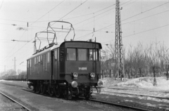 Magyarország, Tata, a város vasútállomása, ekkor Tata-Tóváros néven. A MÁV V40 sorozatú villamosmozdonya / Kandó-mozdony., 1943, Ladinek Viktor, villanymozdony, MÁV V40 sorozat, Fortepan #257367