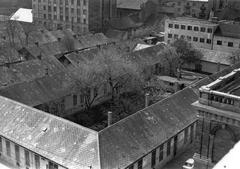 Magyarország, Budapest IX., Ernő utca és Telepy utca közötti házak, a Tűzoltó utca és Ernő utca sarkán álló ház tetejéről. Jobbra a Telepy Károly Általános Iskola és Gimnázium épületének sarka látszik., 1976, Ferencvárosi Helytörténeti Gyűjtemény, látkép, Budapest, Fortepan #25737