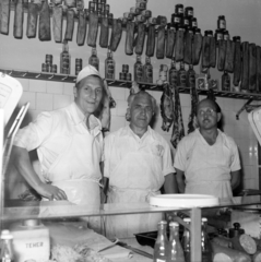 Magyarország, Budapest VIII., Práter utca és Vajdahunyad utca sarok, a KÖZÉRT vállalat Hús- hentesáru boltja., 1966, Ladinek Viktor, Budapest, hentes, árukínálat, üzletbelső, szalámi, Közért Vállalat, Fortepan #257441