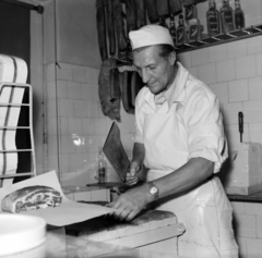 Magyarország, Budapest VIII., Práter utca és Vajdahunyad utca sarok, a KÖZÉRT vállalat Hús- hentesáru boltja., 1966, Ladinek Viktor, Budapest, portré, Közért Vállalat, Fortepan #257443