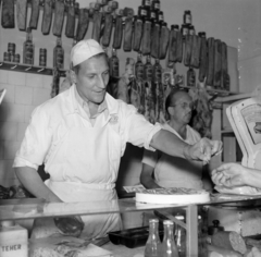 Magyarország, Budapest VIII., Práter utca és Vajdahunyad utca sarok, a KÖZÉRT vállalat Hús- hentesáru boltja., 1966, Ladinek Viktor, Budapest, portré, Közért Vállalat, Fortepan #257448