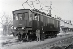 Magyarország, Tata, a város vasútállomása, ekkor Tata-Tóváros néven. A MÁV V40 sorozatú villamosmozdonya / Kandó-mozdony., 1935, Ladinek Viktor, villanymozdony, MÁV V40 sorozat, vasútállomás, Fortepan #257454