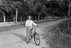 1954, Ladinek Viktor, portrait, shades, lady, bicycle, Fortepan #257466