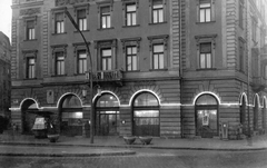 Magyarország, Budapest IX., a Ferenc körút 2-4. (Boráros tér 4.) szám alatti Gyors büfé / önkiszolgáló étterem., 1974, Ferencvárosi Helytörténeti Gyűjtemény, újságárus, Budapest, Fortepan #25749