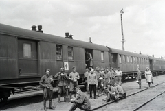 a 154-es számú vöröskeresztes kórházvonat katonai személyzete ebédszüneten., 1942, Reményi József, zsebredugott kéz, kórházvonat, étkezés, csajka, Fortepan #257538