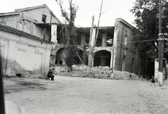 Ukrajna, Kijev, Lavrszka utca, szemben a Citadelna utca torkolatánál a Miszteckij Arzenál romos épülete (ma kulturális és művészeti múzeum)., 1942, Reményi József, Fortepan #257581