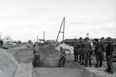 Oroszország, Alekszejevka, vasútállomás. A felvétel a 154-es számú vöröskeresztes kórházvonat egyik útjáról készült sorozat része., 1942, Reményi József, katona, lapát, Fortepan #257632