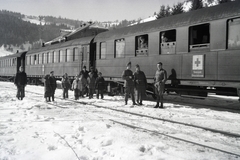 Ukrajna, a 154-es számú vöröskeresztes kórházvonat Oporec falutól délre a Beszkid vasútállomáson., 1942, Reményi József, kórházvonat, katona, Fortepan #257647