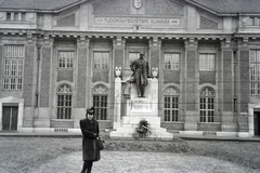 Magyarország, Debrecen, Nagyerdei körút 98., Kisfaludi Strobl Zsigmond alkotása, Tisza István szobra (1926) a Debreceni Egyetem Klinikai Központ előtt., 1942, Reményi József, nő, kalap, szobor, Fortepan #257651