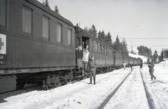 Ukrajna, a 154-es számú vöröskeresztes kórházvonat Oporec falutól délre a Beszkid vasútállomáson., 1942, Reményi József, kórházvonat, Fortepan #257653