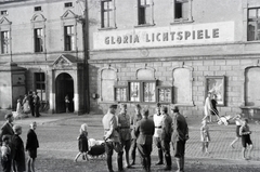 Lengyelország, Ruda Śląska, Kochłowice (ekkor Kochlowitz) ekkor önálló, ma a város része. Ulica Radoszowska az ulica Mazowiecka saroknál, a mozi (egykor szálloda) előtt., 1942, Reményi József, babakocsi, bámészkodás, mozi, Fortepan #257662