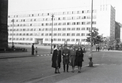 Lengyelország, Katowice, Plac Sejmu Śląskiego, a vöröskeresztes kórházvonat személyzetének tagjai, a háttérben álló épületben ekkor a Gestapo főhadiszállása volt (Polizeipräsidium)., 1942, Reményi József, Fortepan #257667