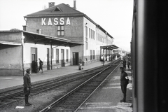 Szlovákia, Kassa, vöröskeresztes kórházvonat és személyzete a vasútállomáson., 1942, Reményi József, Best of, Fortepan #257702