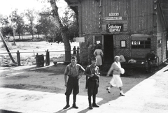 Oroszország, Scsigri, (ekkor Schtschigry), a vöröskeresztes kórházvonat személyzete a vasútállomáson., 1942, Reményi József, magyar katona, cirill írás, német szöveg, csomagmegőrző, Fortepan #257740