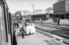 Magyarország, Budapest I., Déli pályaudvar, a 154-es számú vöröskeresztes kórházvonat és személyzete indulásra várva. Háttérben a raktárépületektől távolabb a Győri út és a Márvámy utca sarokán álló ház látható., 1942, Reményi József, Budapest, Fortepan #257760